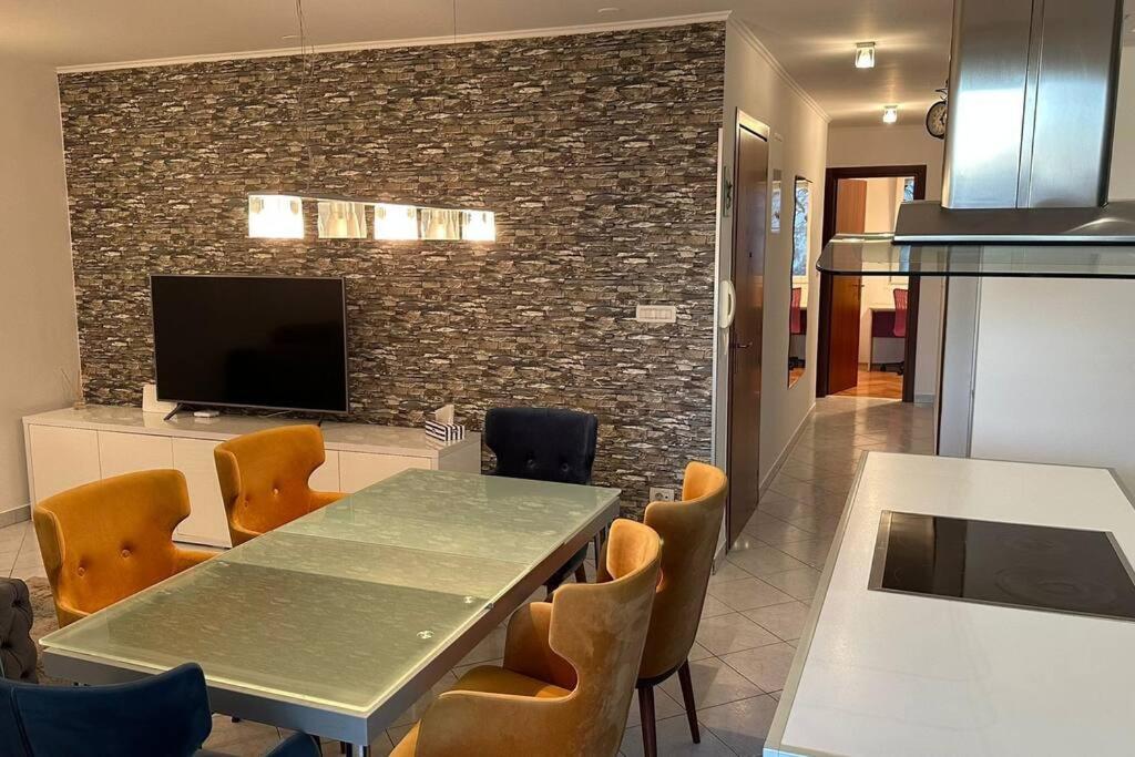 Apartment With Big Terrace Leon Сплит Екстериор снимка